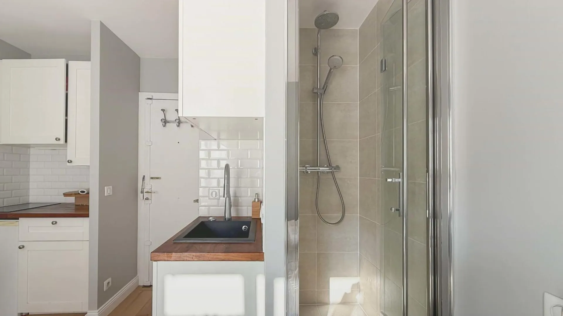 Chabrol - Beautiful Bright And Fully Equipped T1 Apartment Paris France