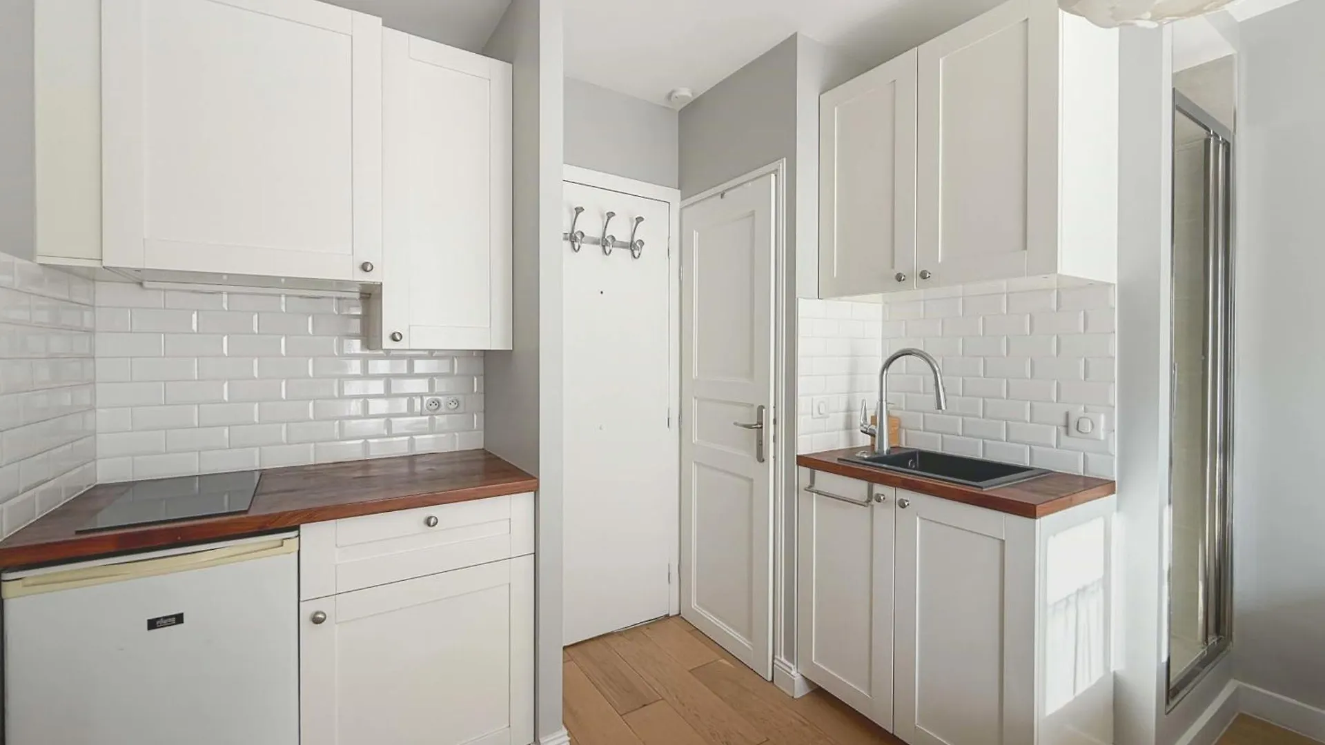 Chabrol - Beautiful Bright And Fully Equipped T1 Apartment Paris France